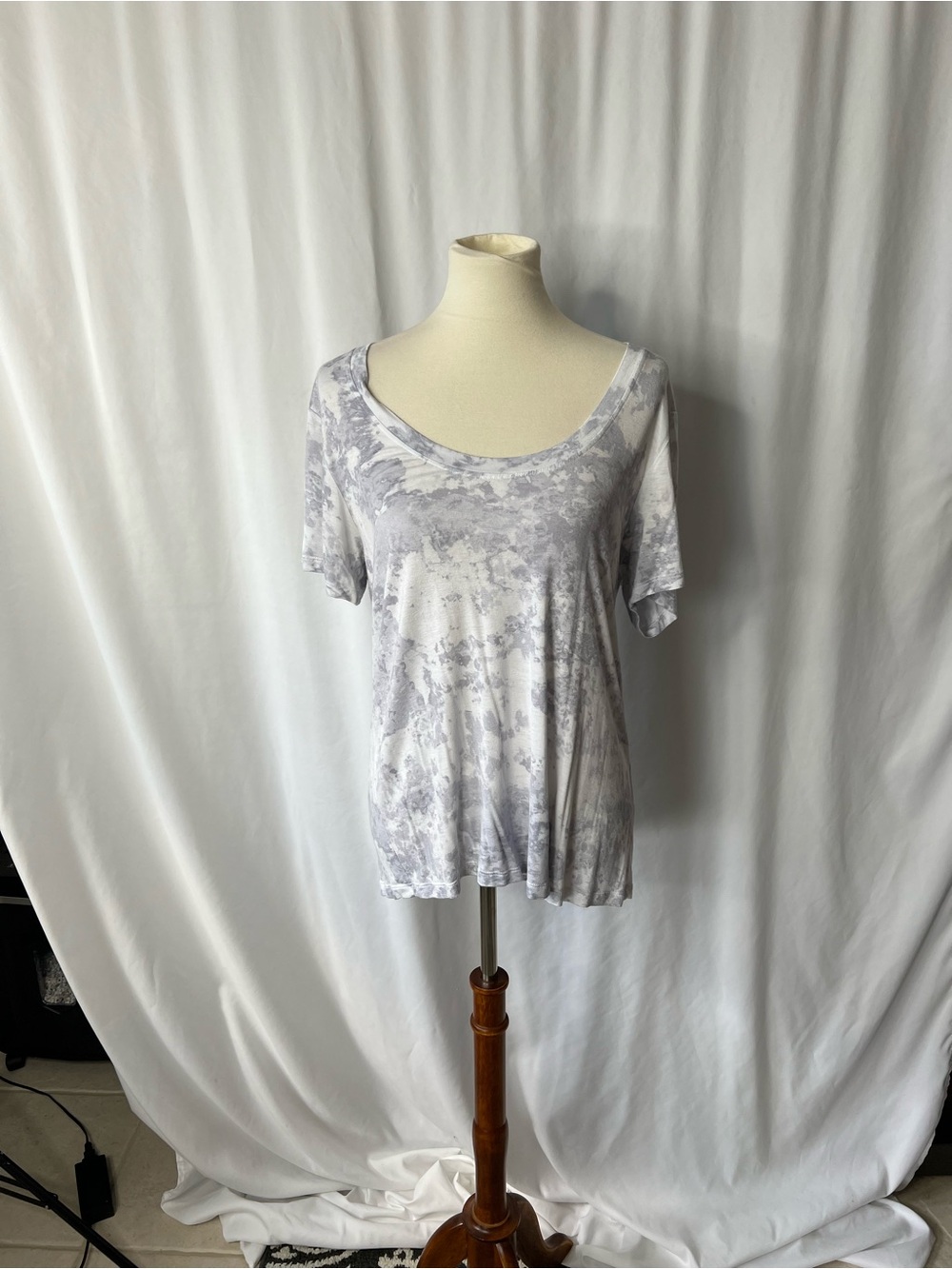 Socialite Gray Marble Print Tee – Size Large 🩶✨